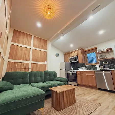 Stylish 2 Bedroom 1 Ba Apartment - Steps To The Ocean - Hidden Gem